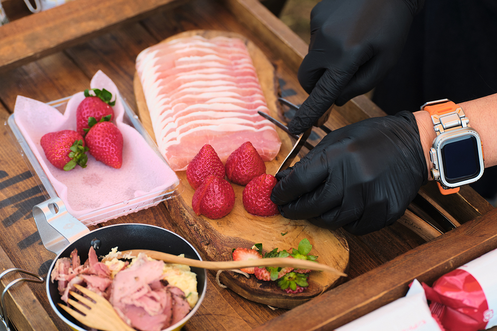 いちごや生ハム、ポテトサラダの写真