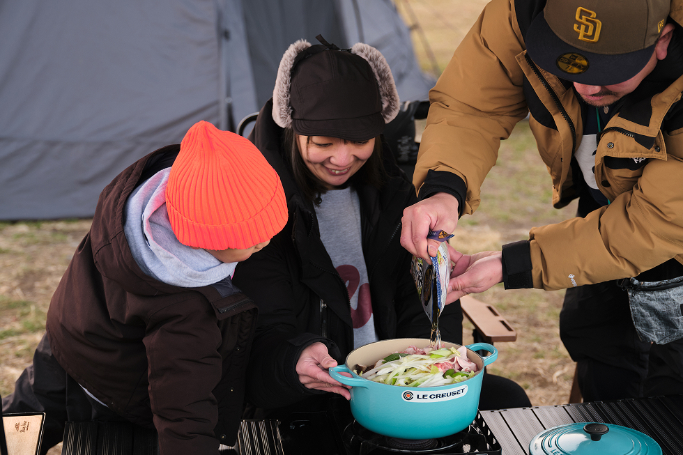 仕上げの鍋つゆを投入するのはパパさん