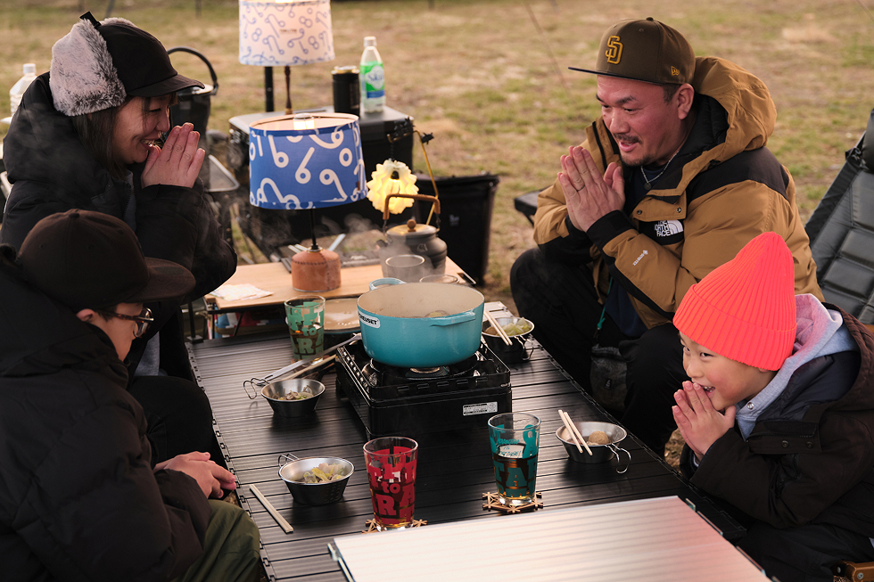 「いただきまーす！」と家族みんなでお鍋を囲み、手を合わせて、キャンプディナーがスタート