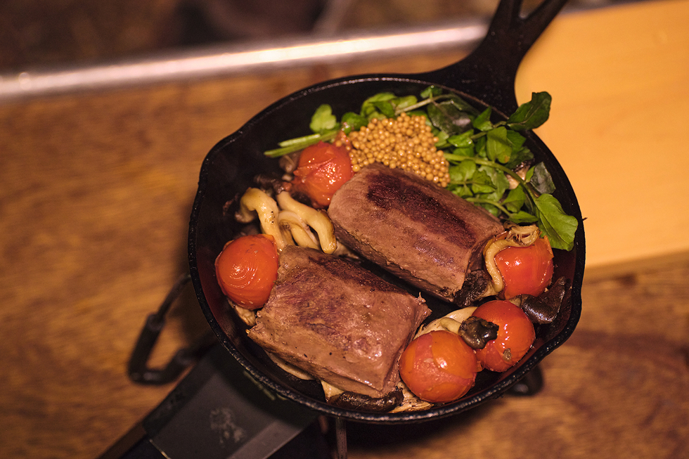 スキレットで焼き上げた、鹿ステーキ