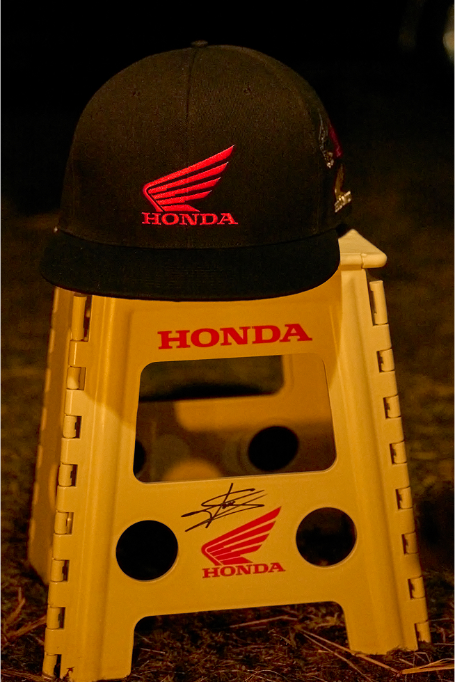 応援しているライダーのサインの入ったチェア