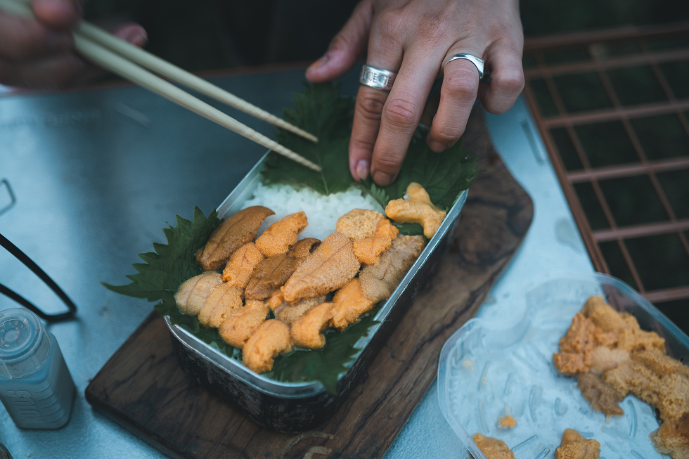 お待ちかねの塩水ウニを開封