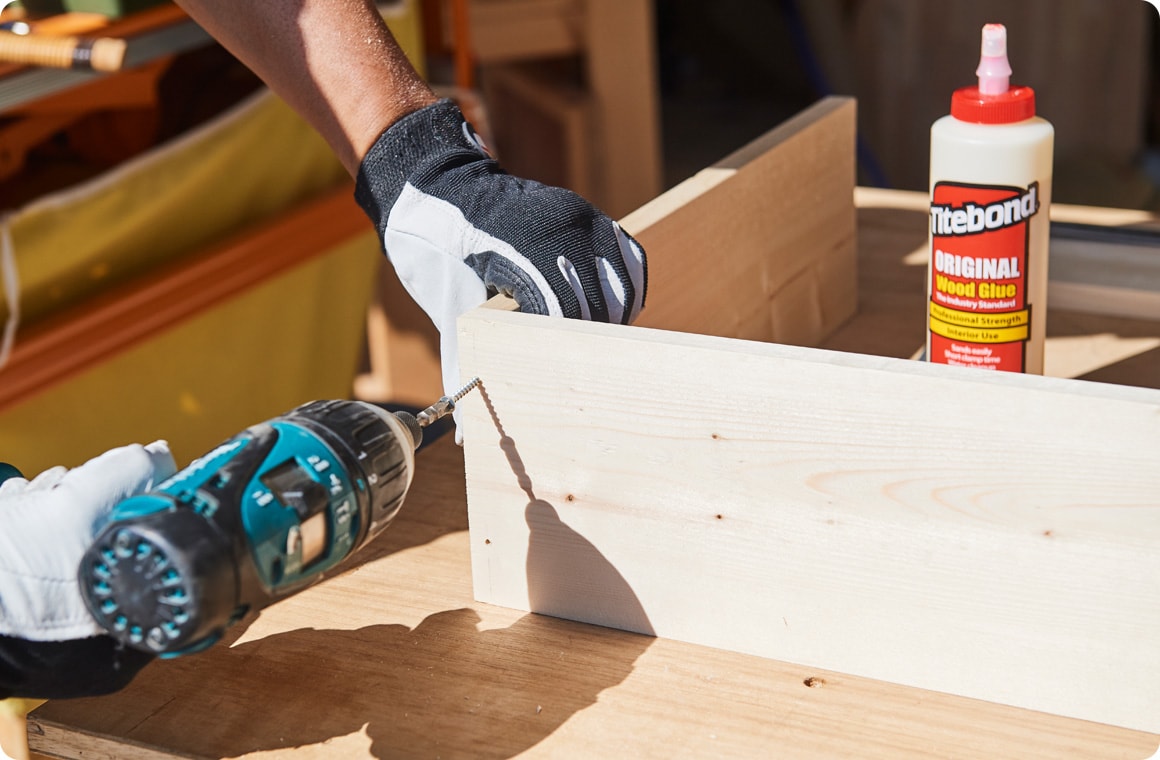 下穴を開けてビスで固定