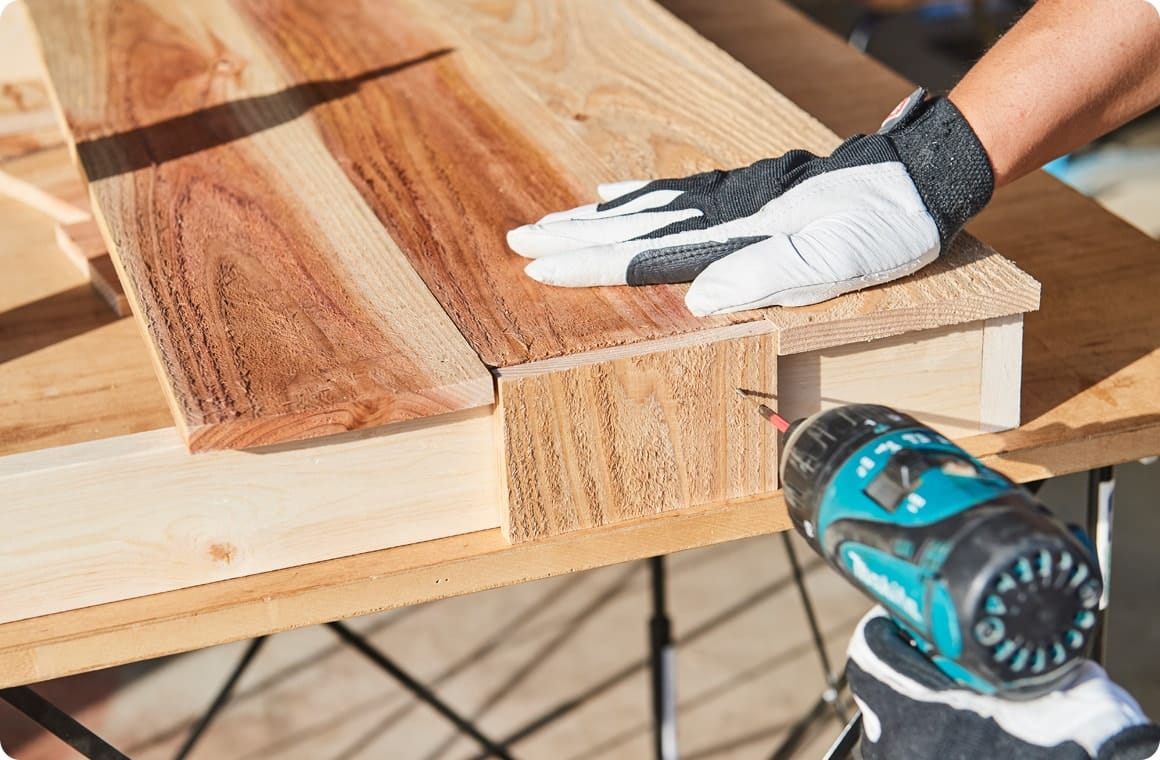 化粧板の取り付け作業