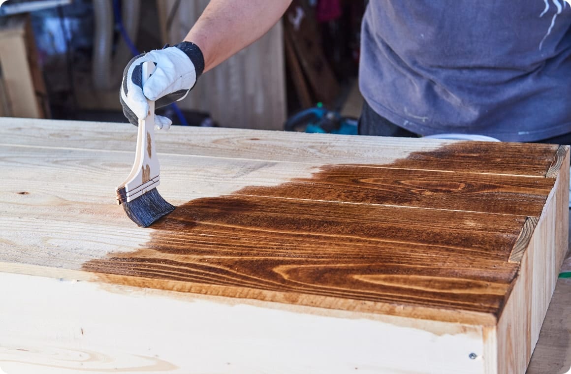 すべての木材に塗料を塗る