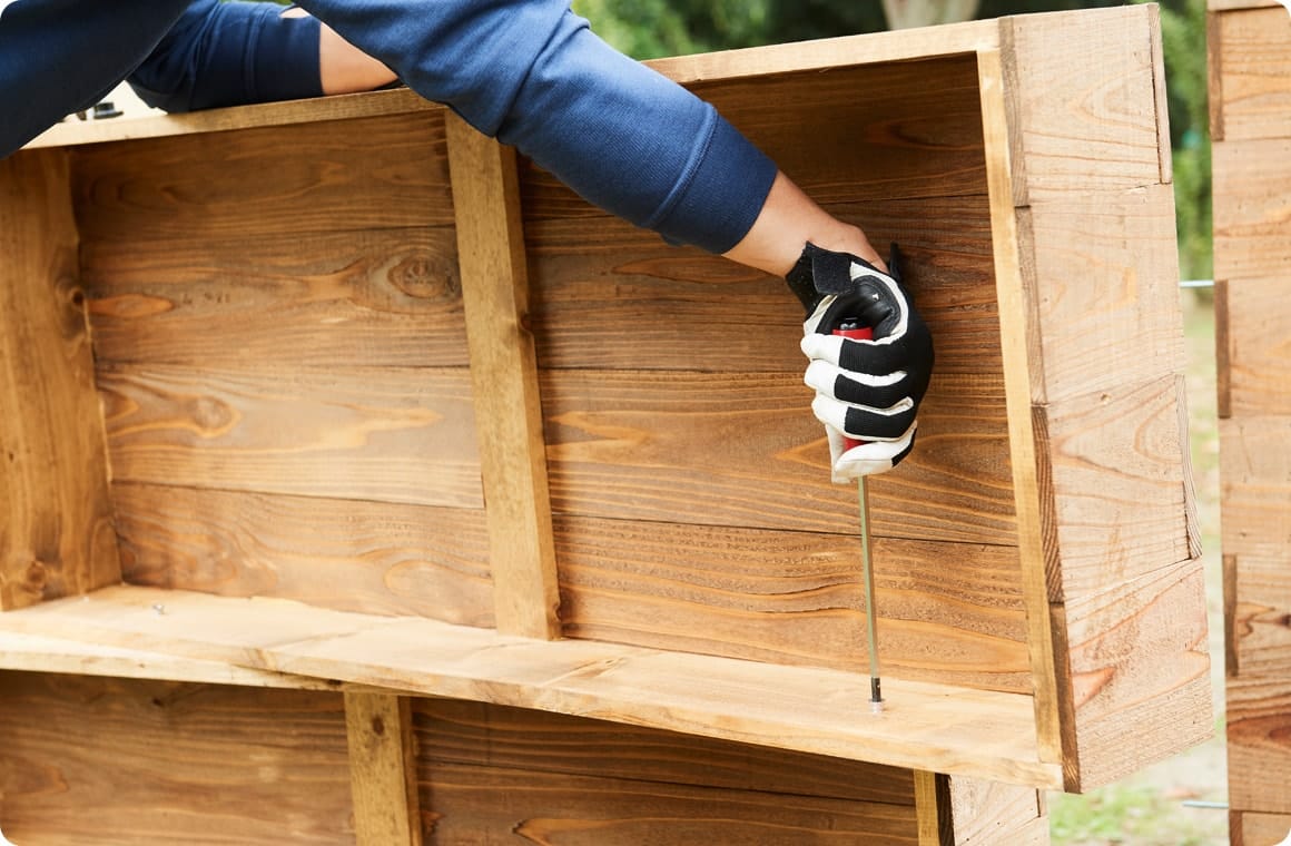ボルト通し用の貫通穴を開ける