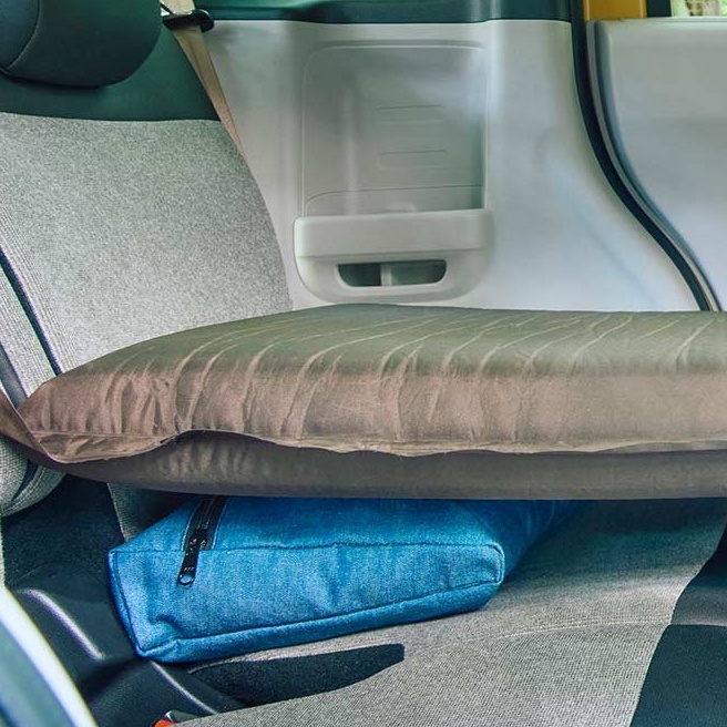 愛車にピッタリとフィットする！ 車中泊用の段差解消クッション