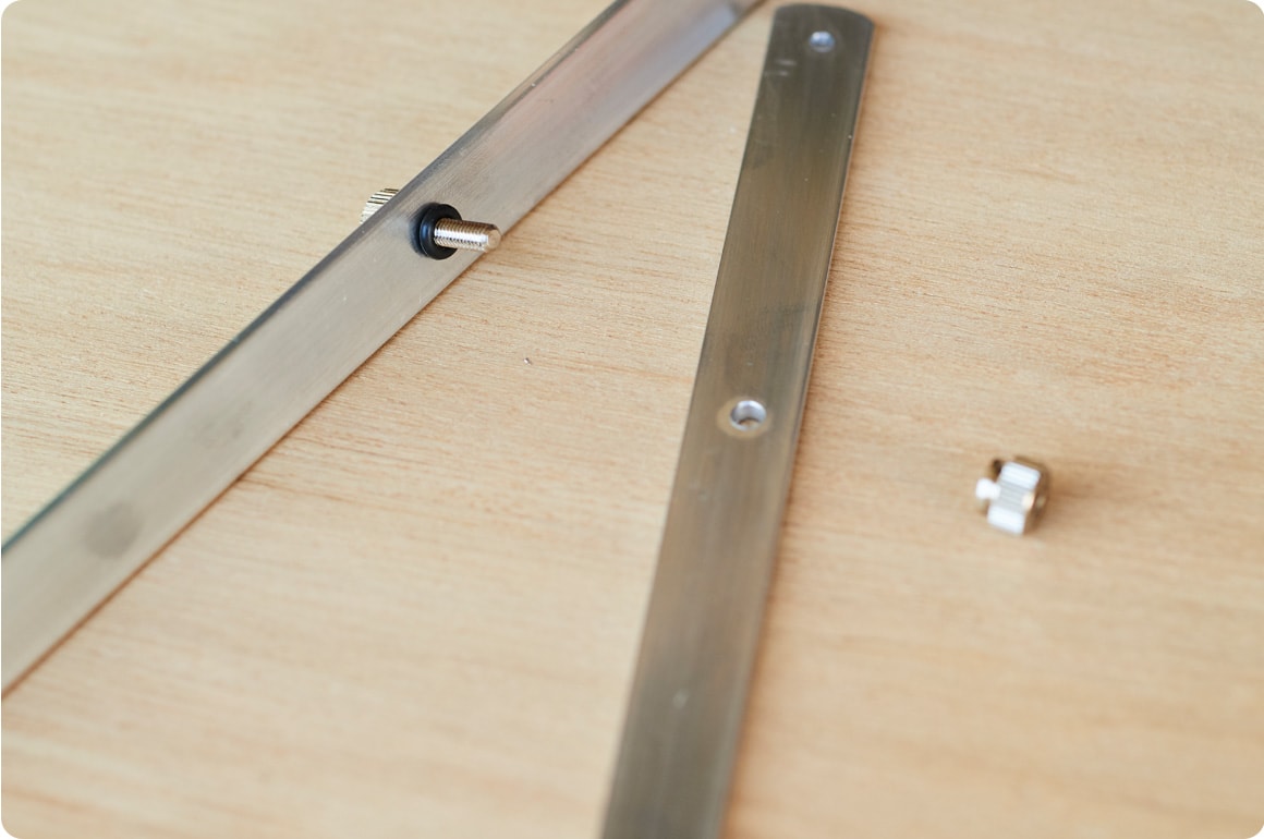 X字の開閉式脚フレームにはアルミ板をチョイスし、木材は手に入りやすくて軽量なブナ、エゾマツにしました