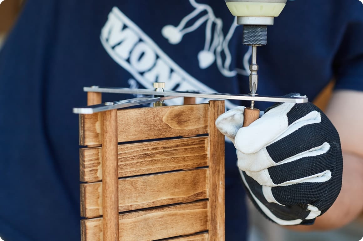 ごくシンプルな構造なので、棚板を組んで木材をすべて塗装すれば、あとは各部のネジ留め作業となります