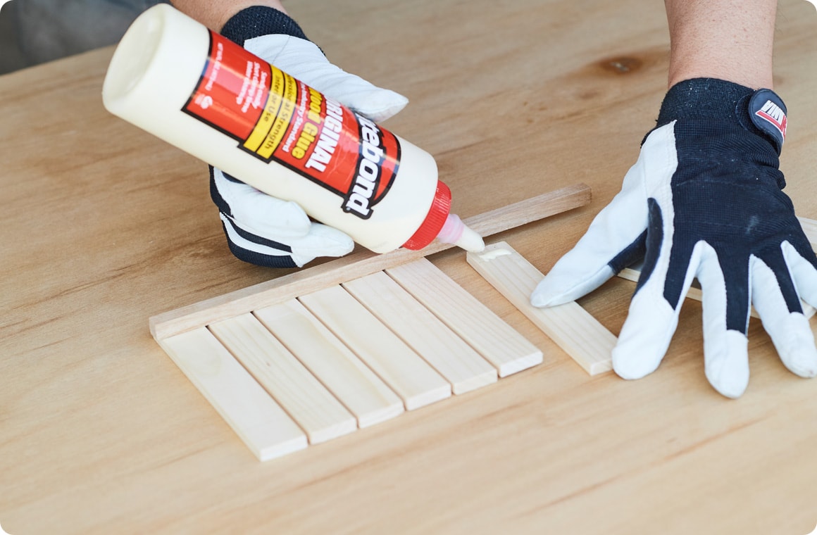 EにFをボンドで固定する。乾燥させている間に