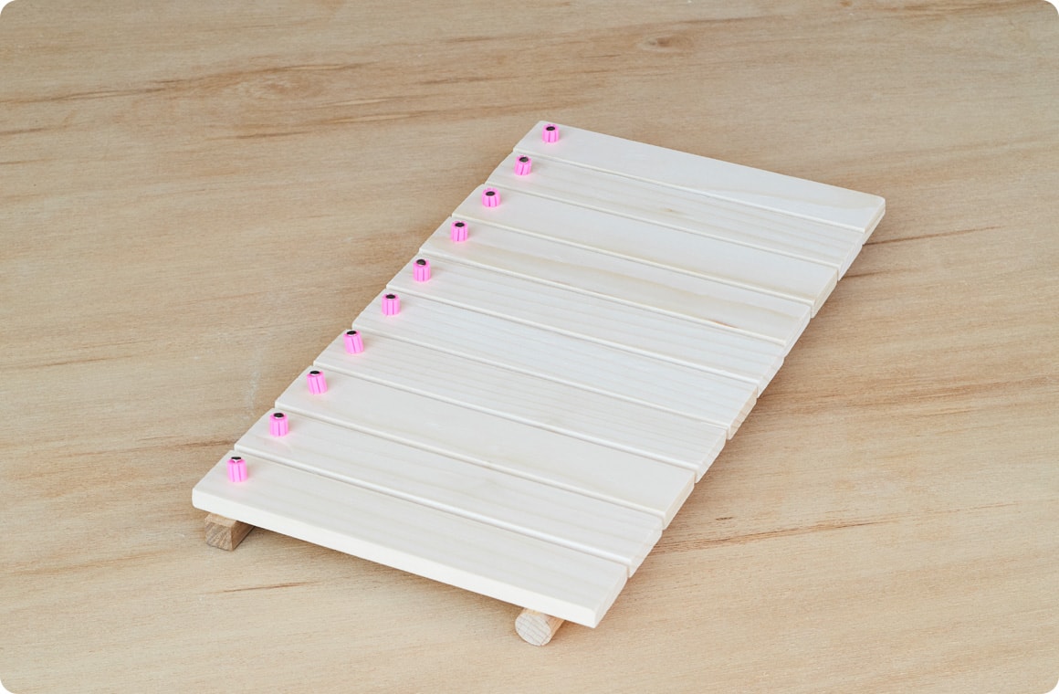 そしてより強固にするために隠し釘で各板を固定する