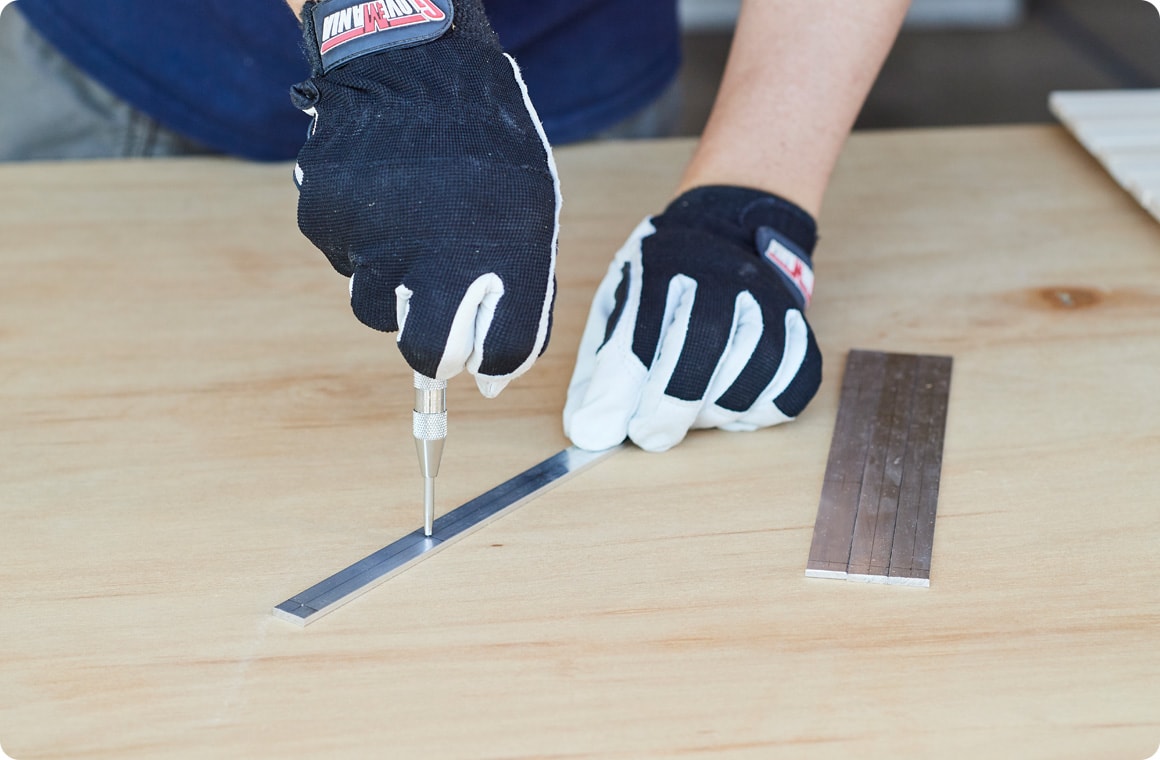 Aの穴開けポイントを筆記用具で記し、さらにポンチでドリルの下穴を開ける