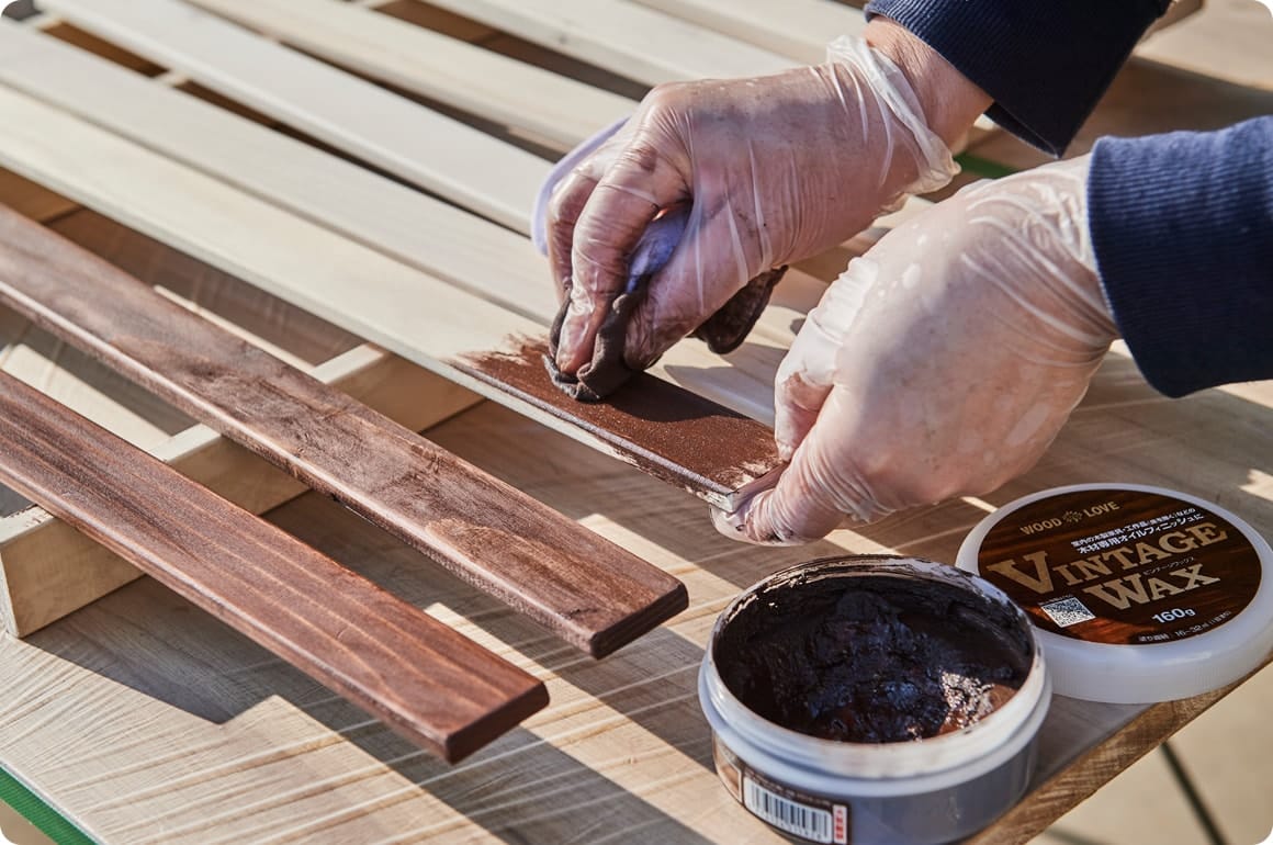 木材に穴を開け、塗装をして、棚板を作る