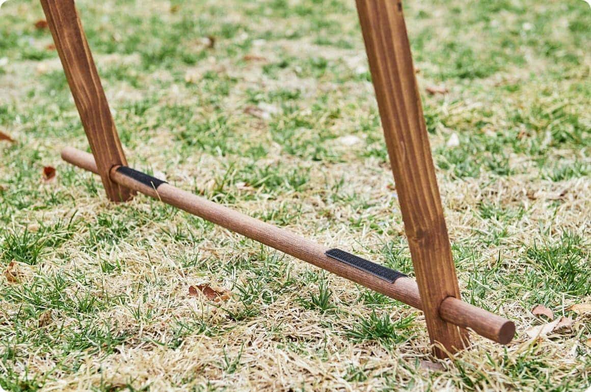 続いて下部用の丸棒を脚の穴に差し込み