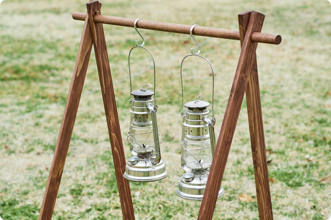 小型の灯油ランタンを2つ、吊り下げてみました