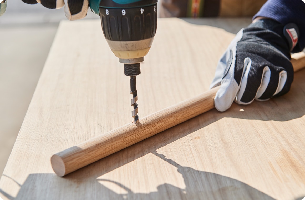 Dの丸棒に、ダボ栓用の穴を2カ所開け