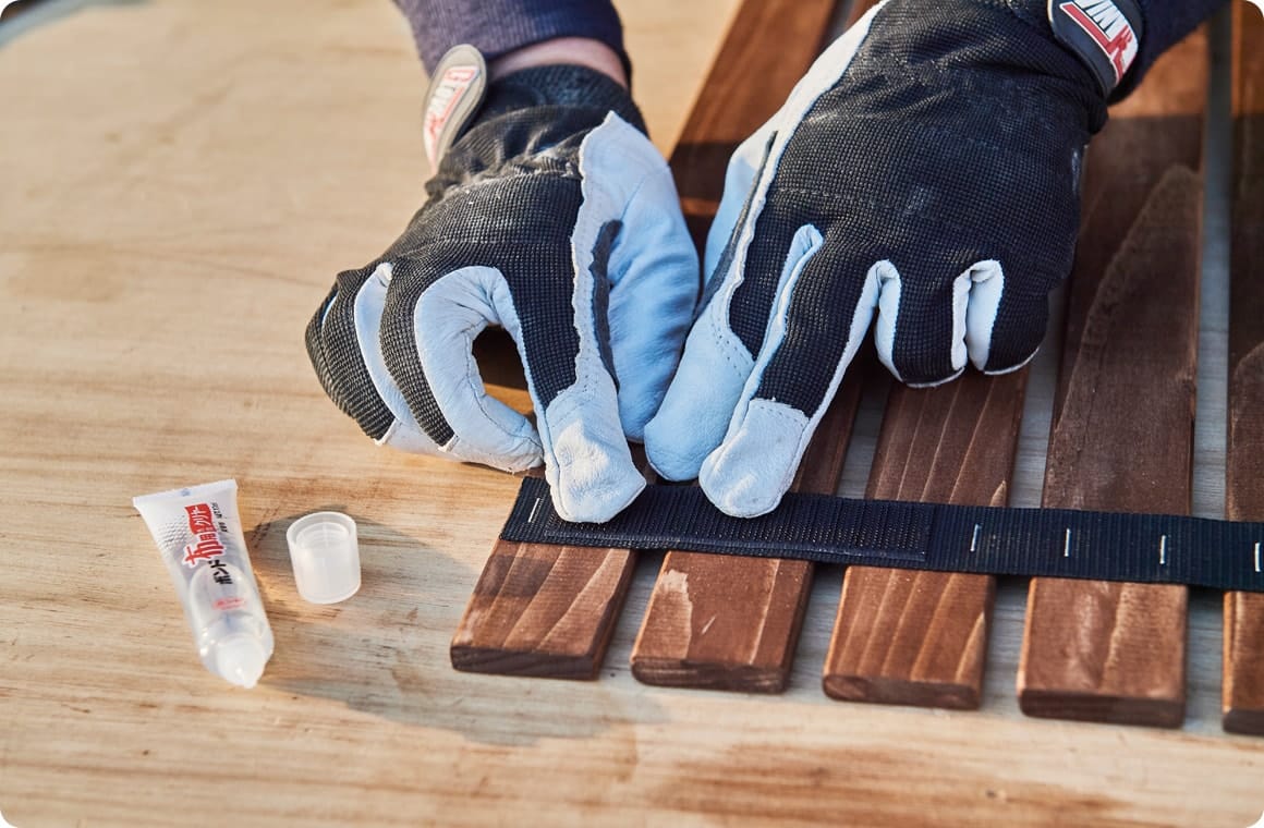 棚板のナイロンベルト上に4カ所、布用ボンドでマジックテープを張る