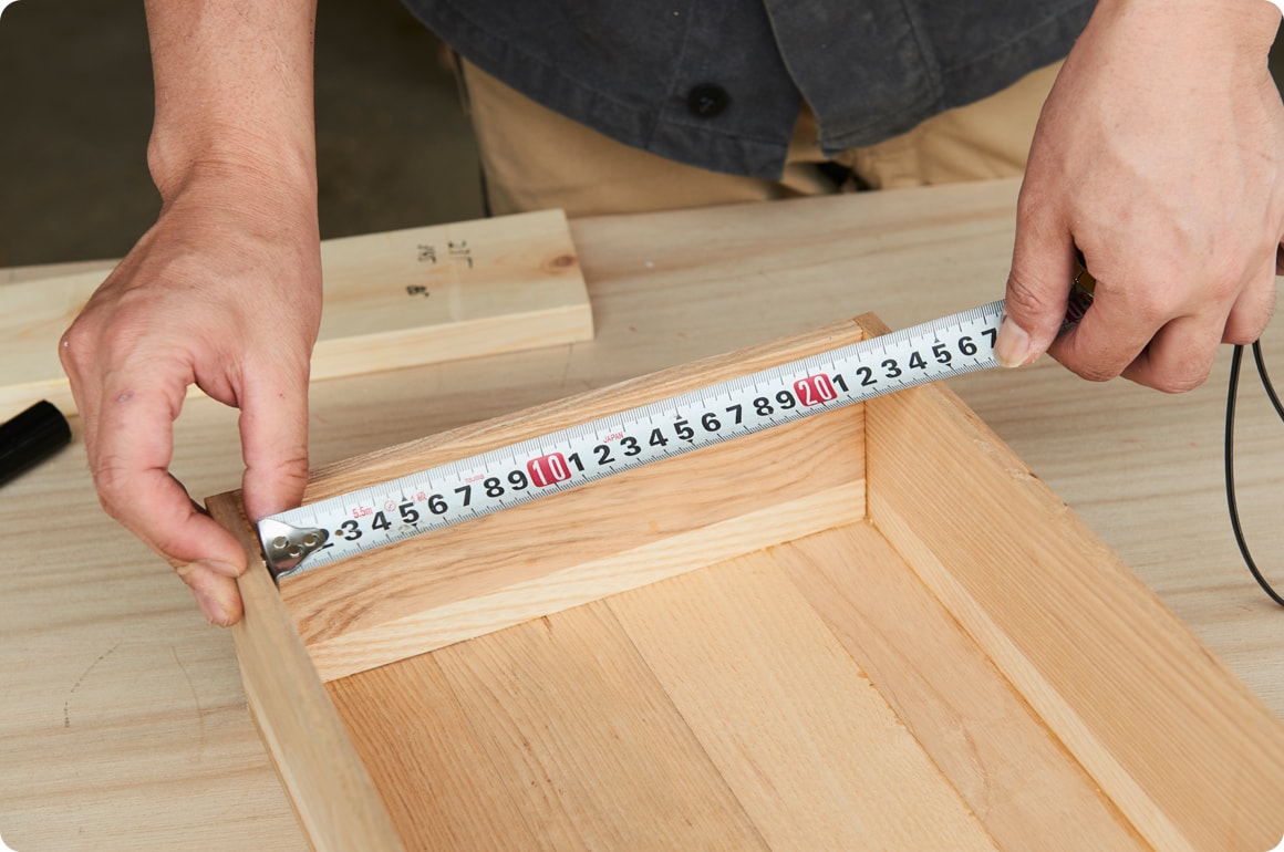 製作の手順は至ってシンプルで、カットした板を用意すれば、あとはほとんどがボンドで貼り合わせる作業となります