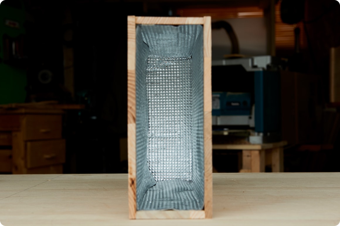 箱型のまわりに装飾板を貼り付け、スライド式の蓋板の加工をしたら、あとはワックスを塗れば完成です