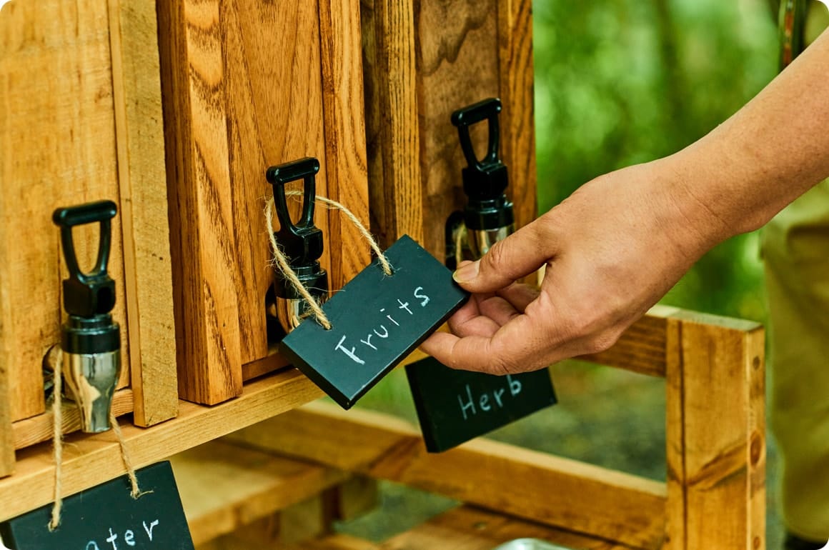 複数のウォータージャグカバーを作って実際にキャンプで使う場合、入れた飲み物がわかるように、こんなプレートを追加であしらってみるのもいいでしょう