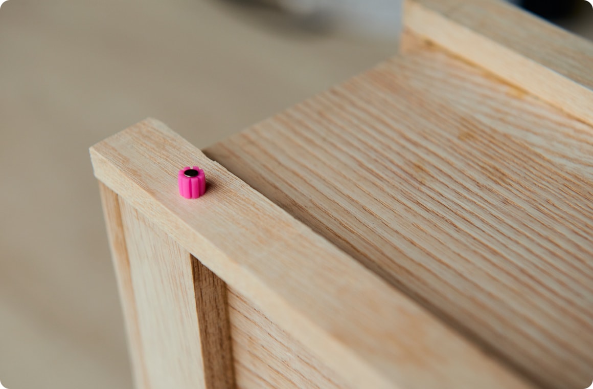 固定しづらい場合は、隠し釘を打つ