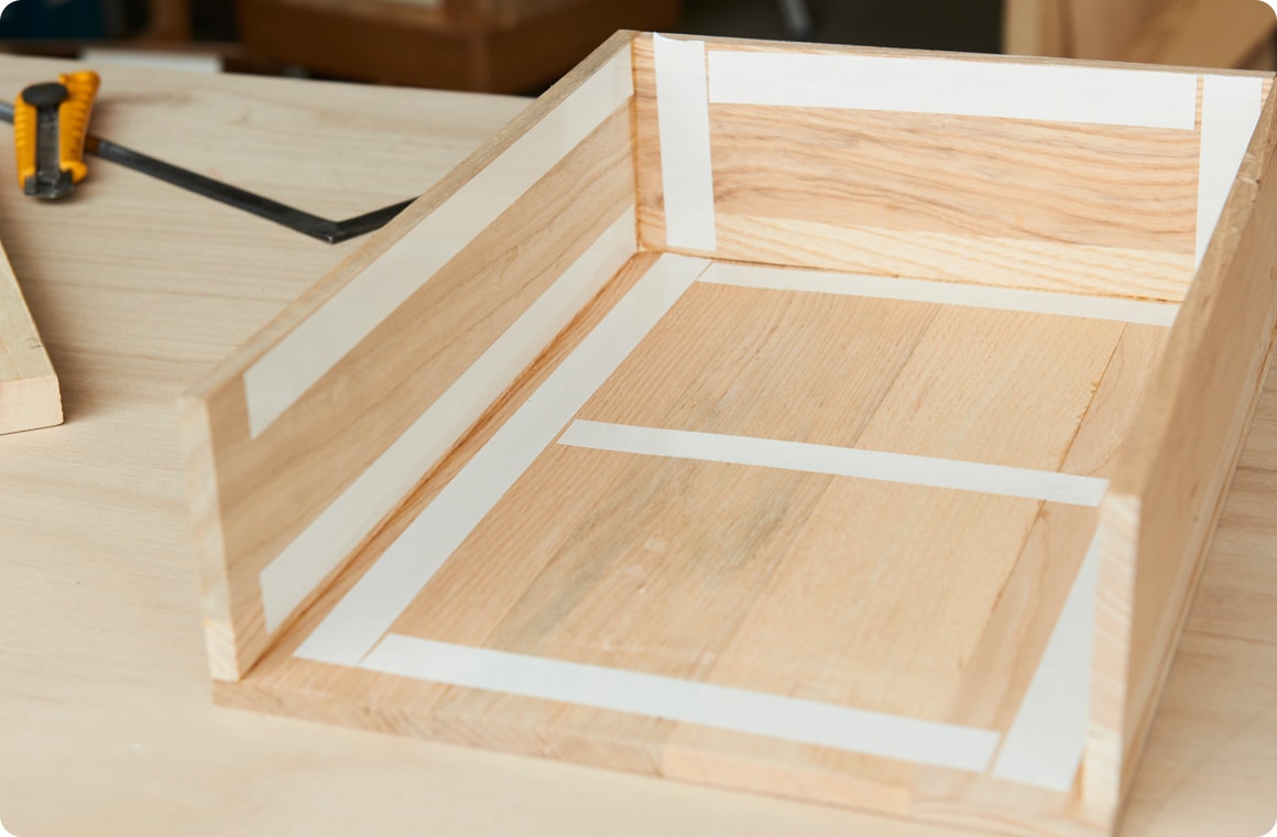 簡易断熱材を設置するための両面テープを貼り