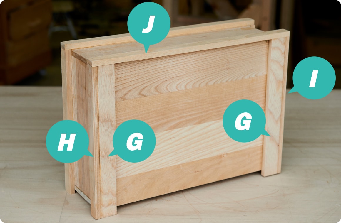 残りの装飾用の板を貼っていく