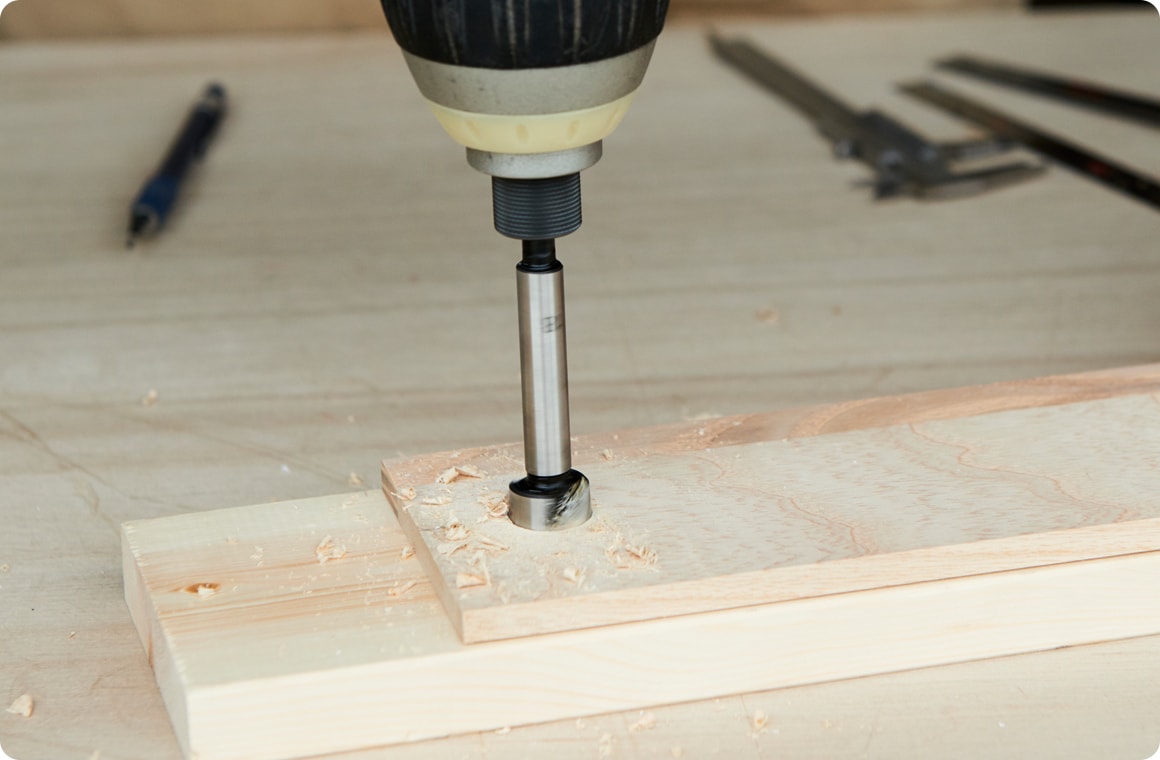 手順1で測っておいた高さの位置でジャグコック用の穴を開ける