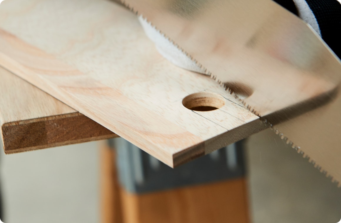 穴の外側に沿って線を引き、ノコギリでカットする