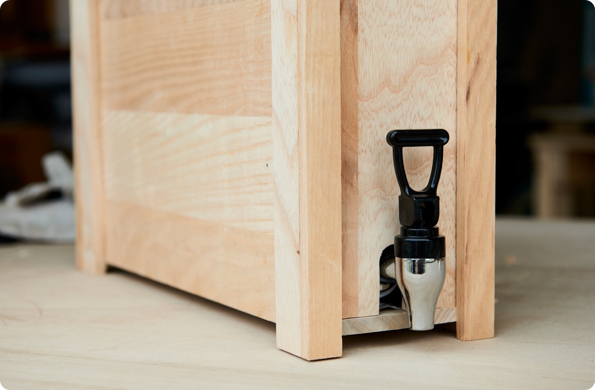 箱の上部から溝に合わせてEを差し込む（キツい場合はヤスリで削る）。Eが差し込めるようになったら差し込んだ状態で、取手のFの位置を決めてボンドで貼る