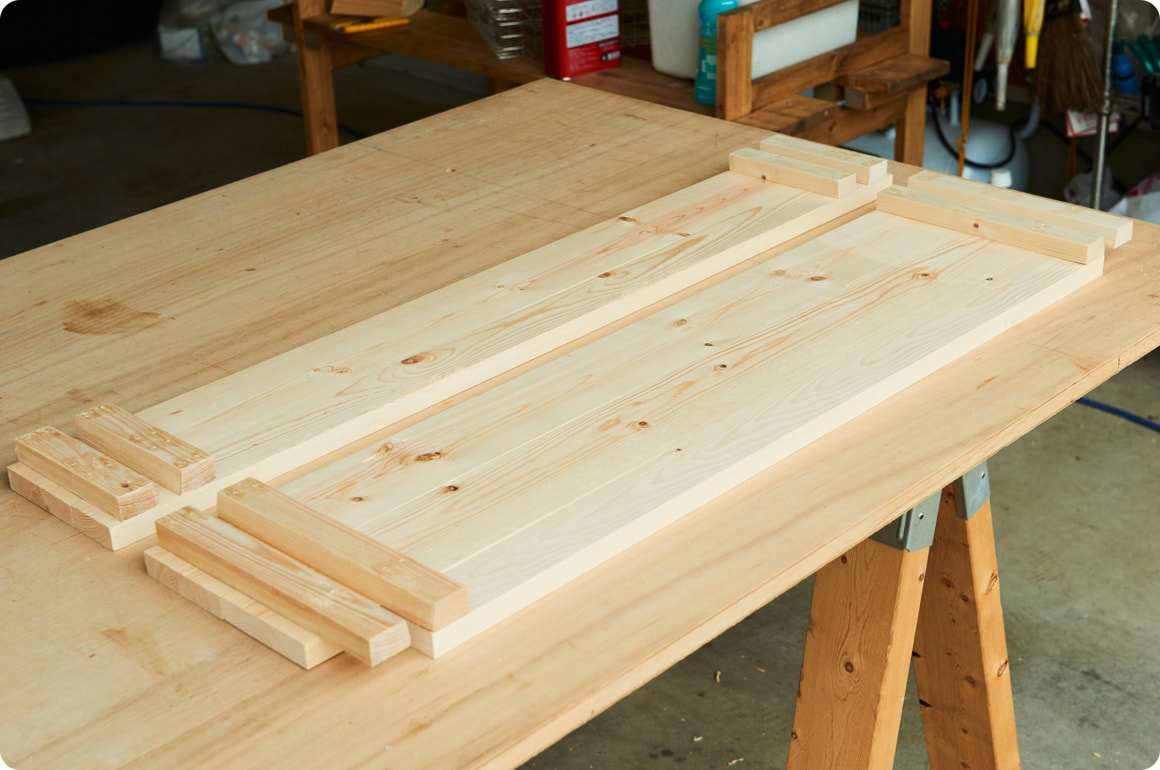 木材加工ショップにカットをお願いすれば、あとはボンドの貼り付けと釘打ち、ネジ留めがおもな作業