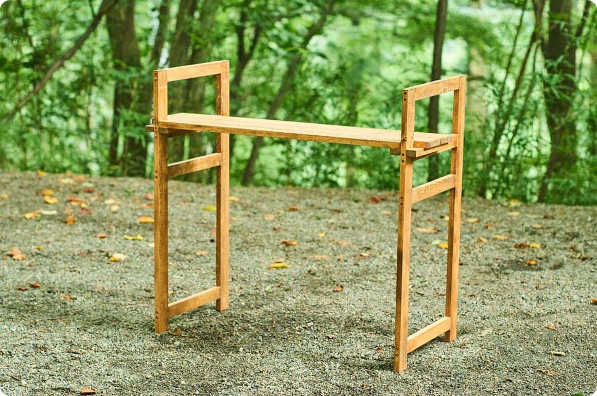 まずは上から2段目の天板を固定して自立させます