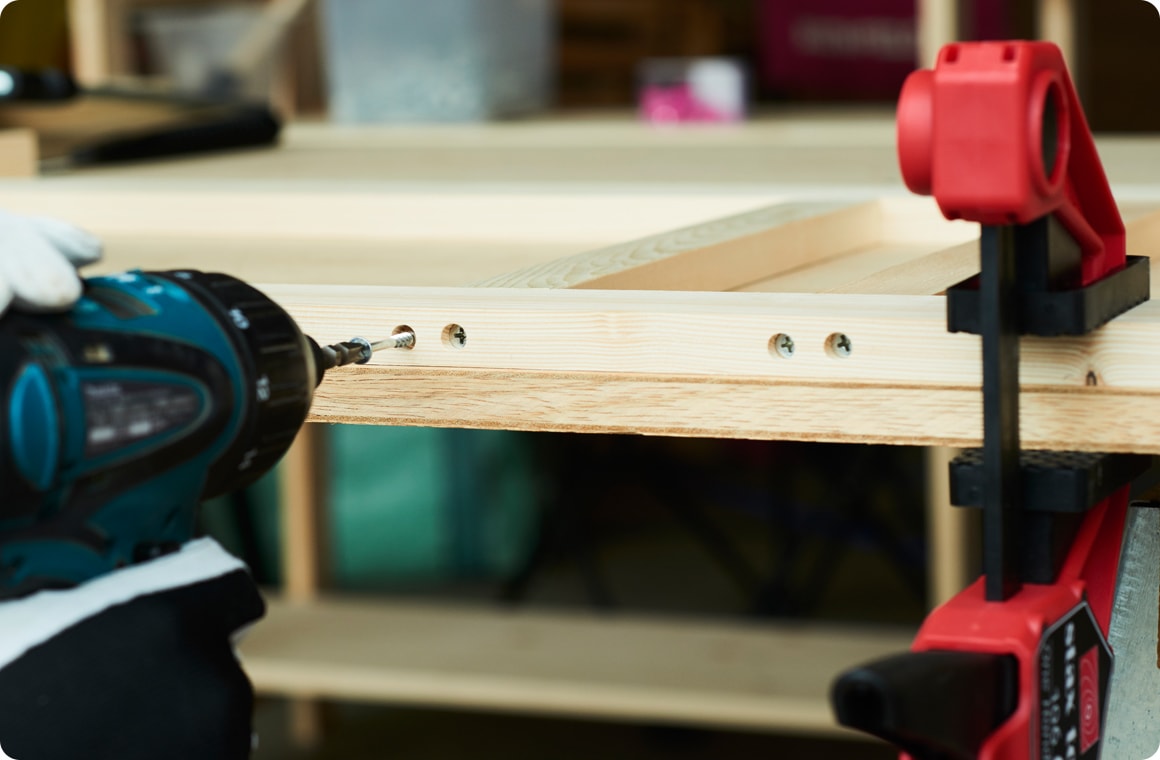 AとBをネジで留め、ダボ穴にボンドを少量入れて丸棒を差し込む