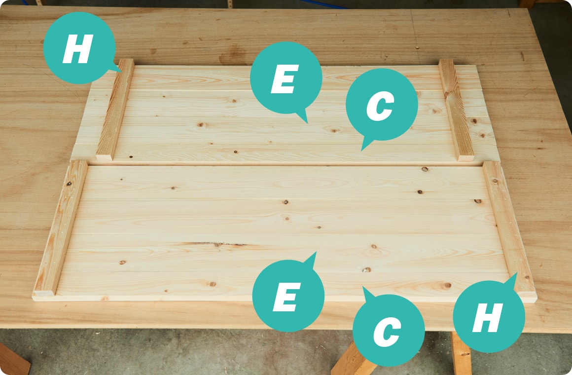 天板3（写真上）と天板4（写真下）は、CとE（3枚）の側面をそれぞれボンドで固定した後、Hをボンドで固定