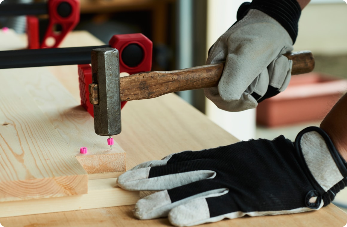 4つの天板それぞれ、ゲタの貼り合わせ部分が動かないよう、隠し釘を打つ