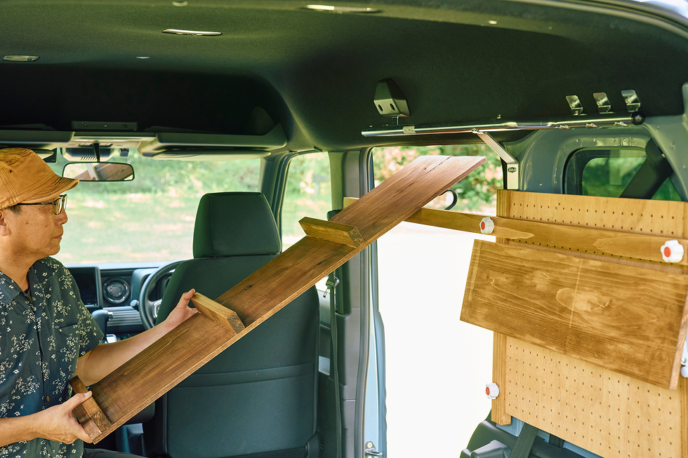 ハシゴ型本棚の背面にあるフックを引っ掛けるようにして設置