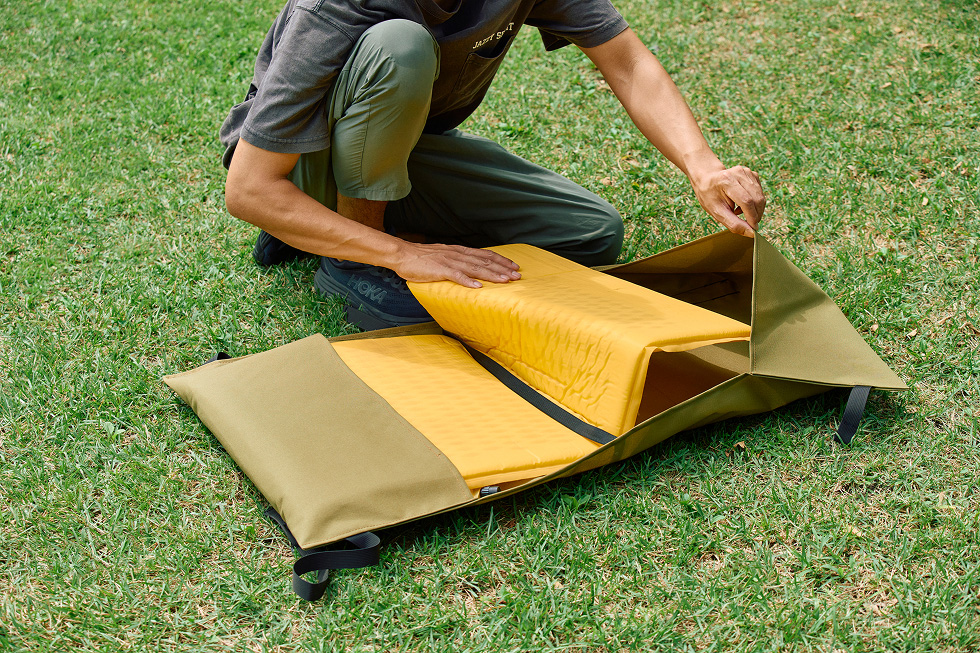 袋状の部分にマットレスを入れ込む