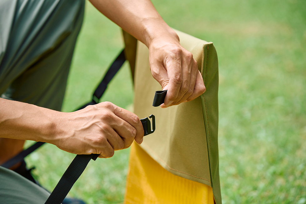 マットレスを入れ、両サイドのフックをループに引っ掛けて固定したら座椅子の設営は完了