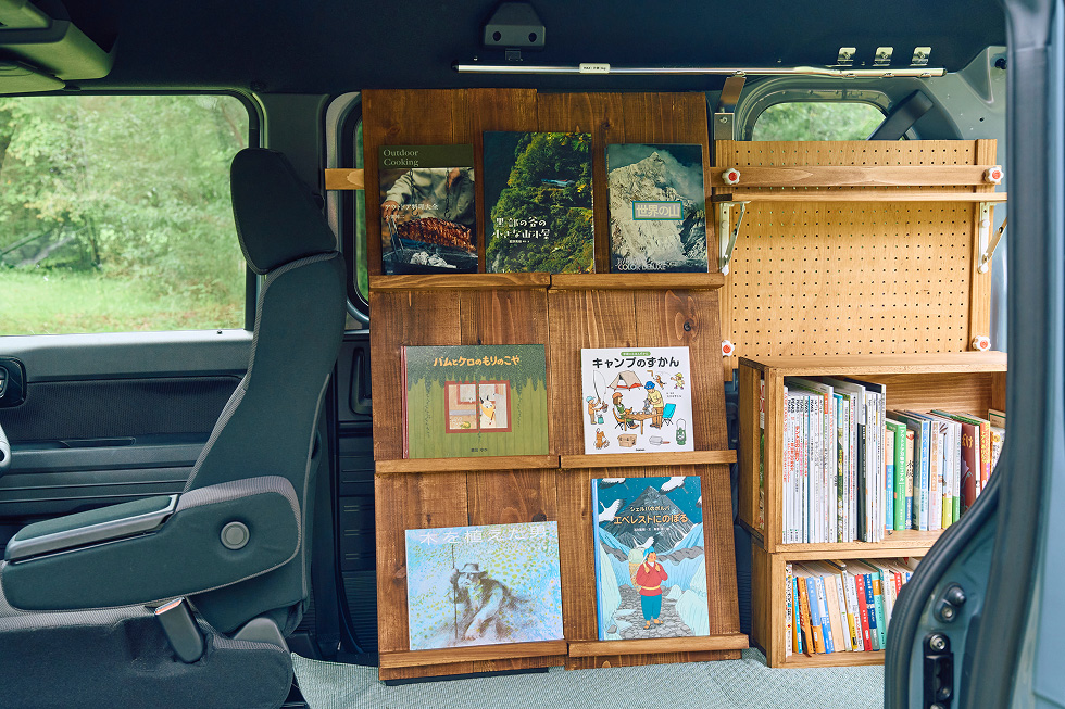 続いてハシゴ型本棚。絵の表紙を見せるようにして本が置ける、ディスプレイに特化