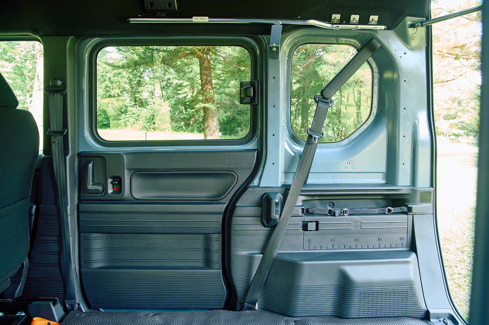 運転席の後ろ側に木製の本棚3つを設置