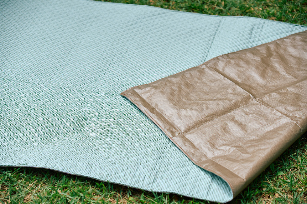 シートは表と裏で違う生地を縫い合わせる