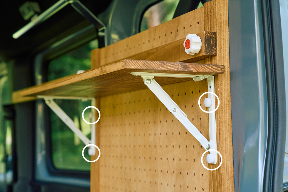 A-1・A-2の中段にある2つの穴を使い、白いネジで本を置く棚を固定