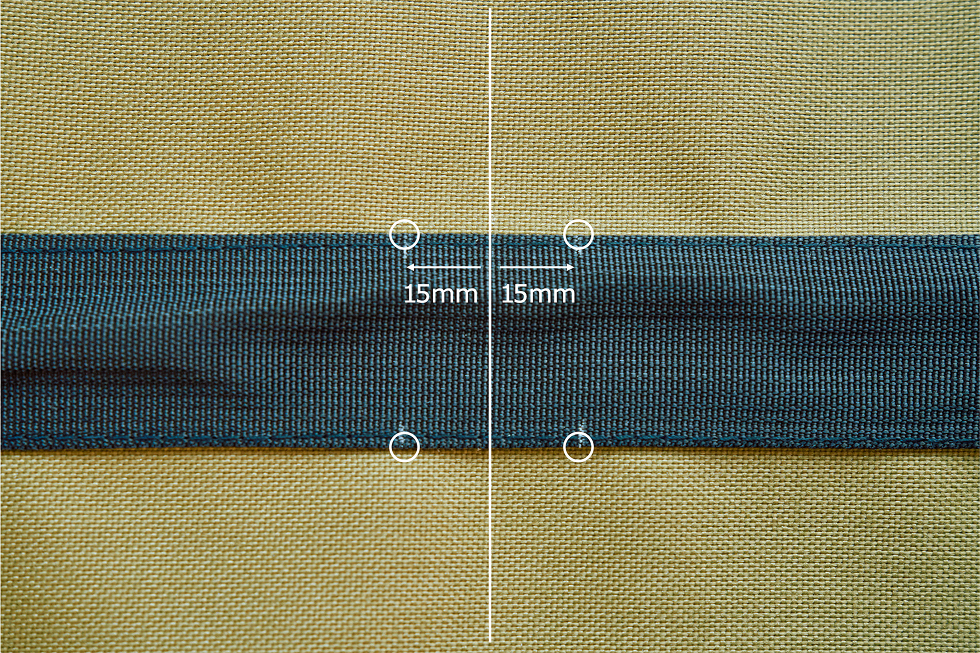 生地を半分に折って中心を出し、そこからテープの外側15mmに印を付ける。