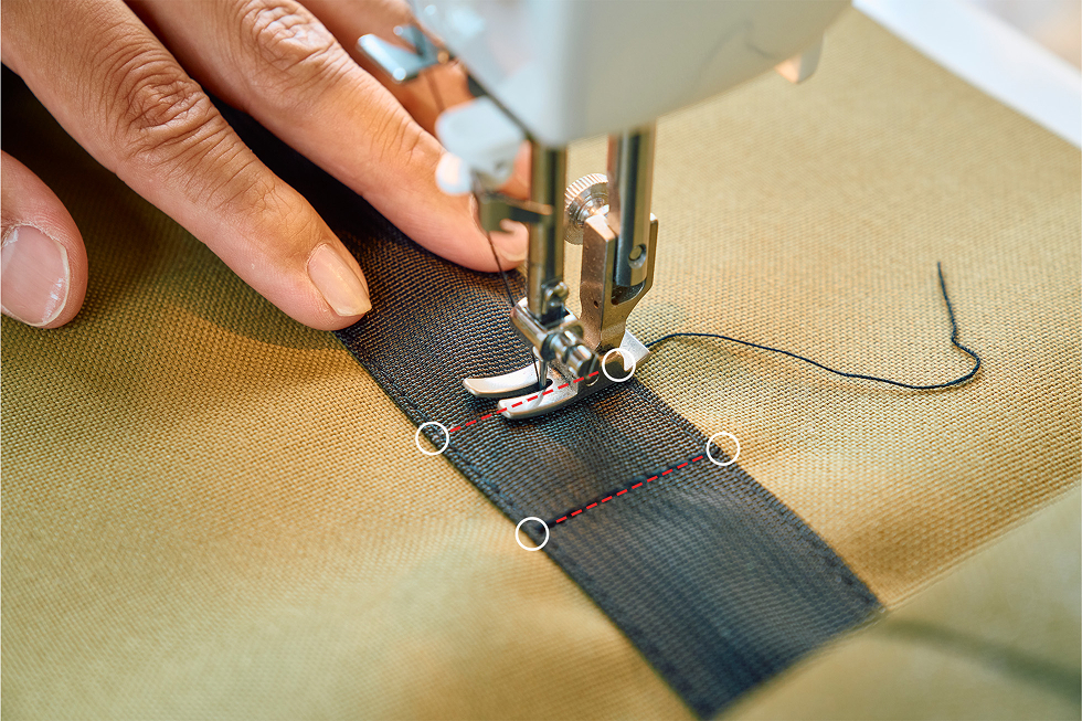 テープの端を点に合わせ、そこから生地中央に向かって60 mmの位置から縫いはじめる