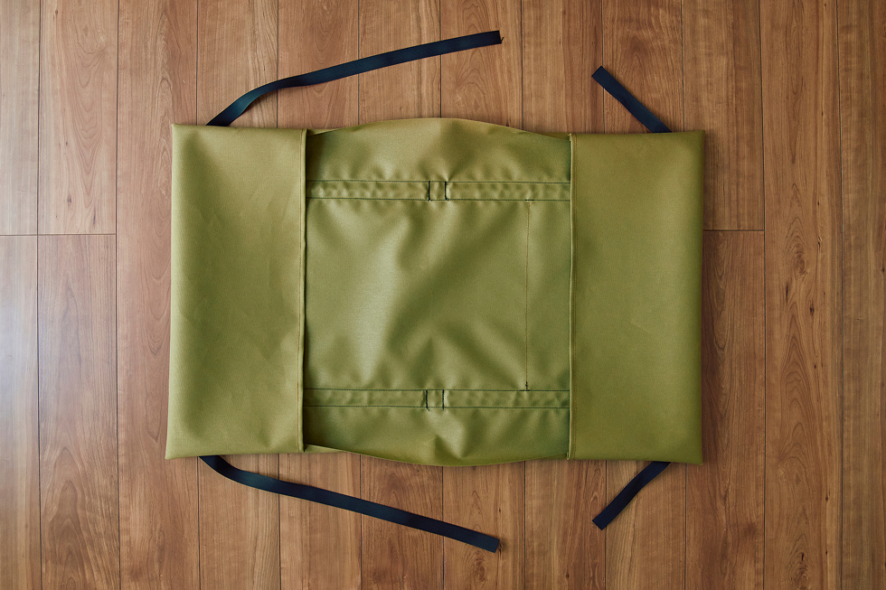 生地を裏返して平ゴムを縫い付ける