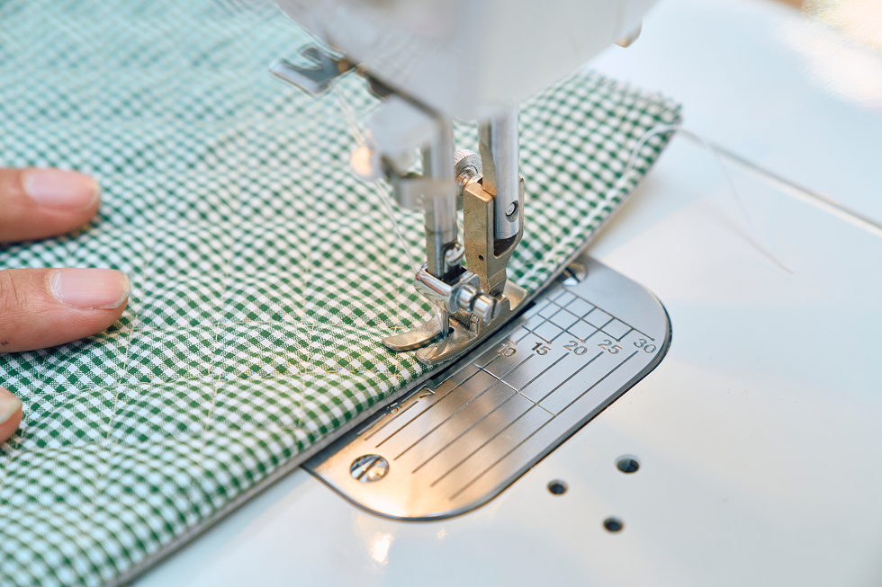 裏返したら同じ3辺をコの字に縫い合わせる