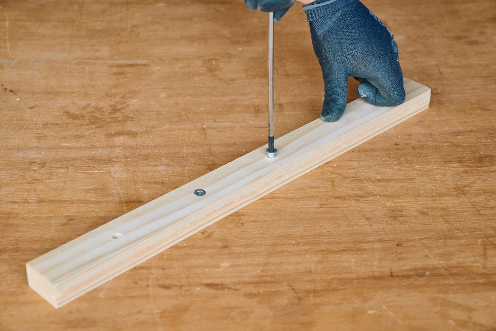 Aに穴を開け、棚受け金具の取り付け部分には鬼目ナットを固定