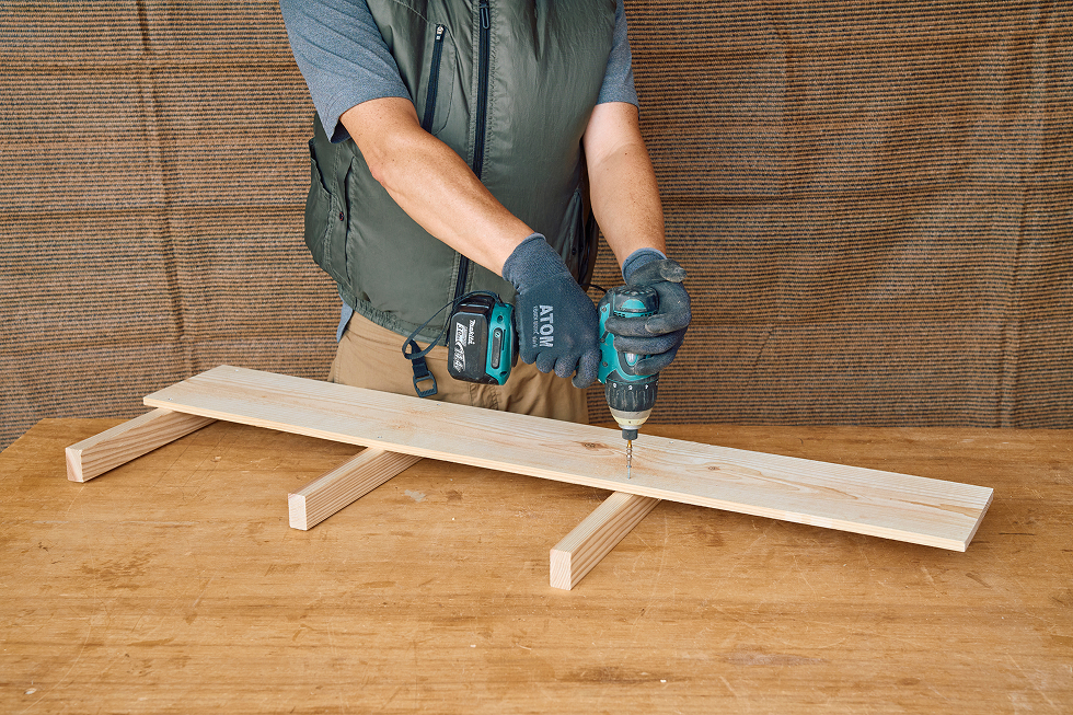 背板に受け板を固定