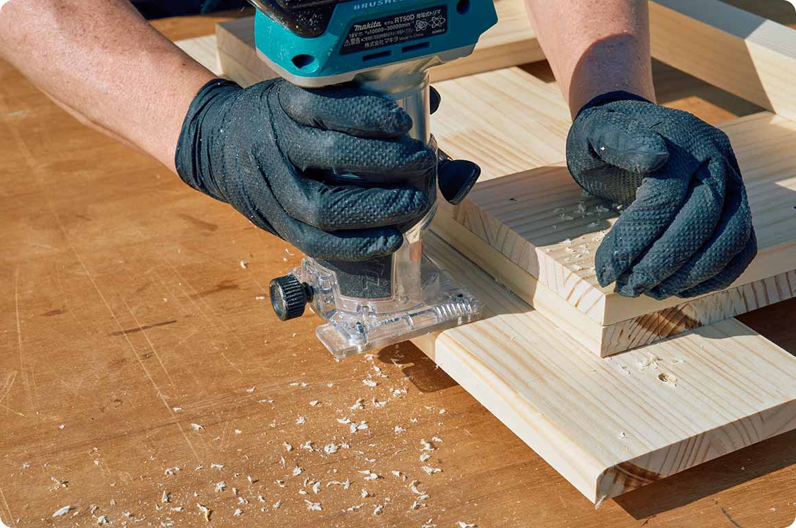 トリマーで面取りを行い