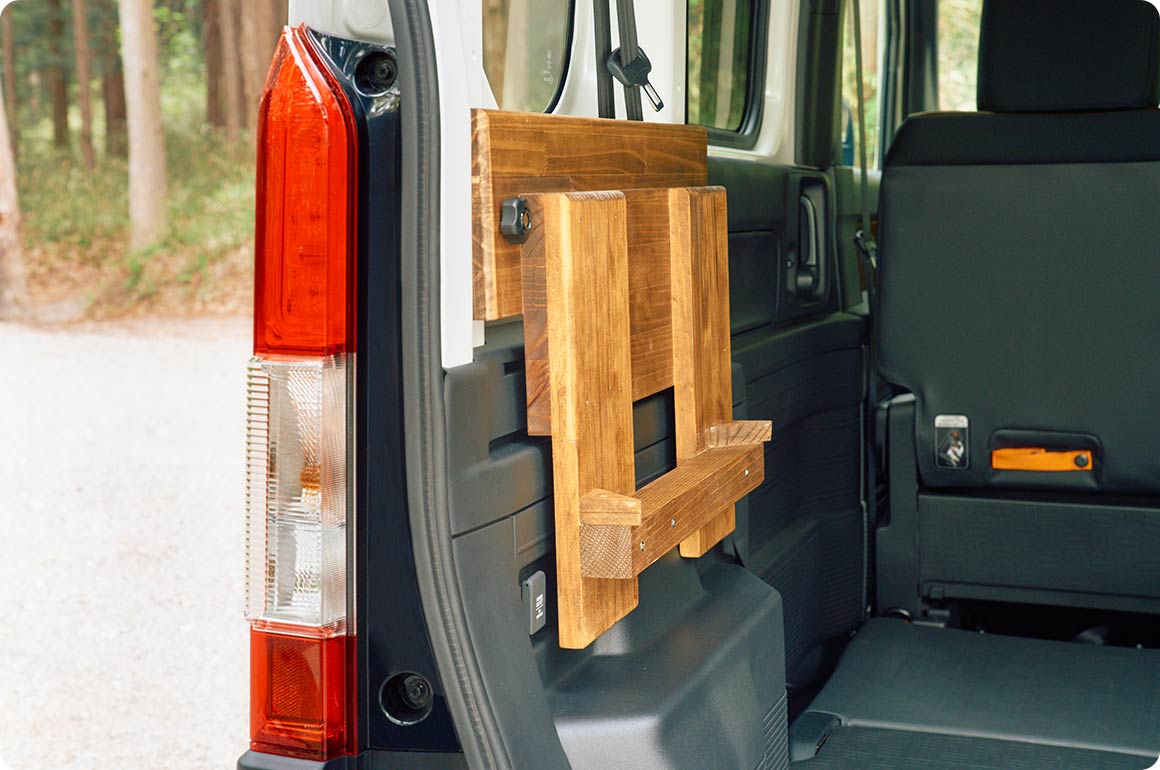 ネジ留めをします